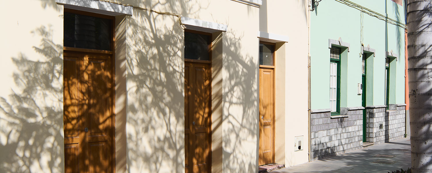 Fachada de bajo comercial reconvertido en vivienda en entorno urbano