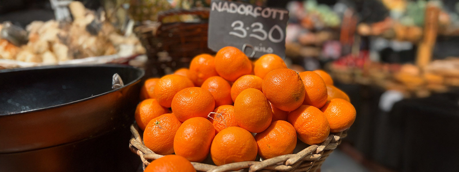 Cesta de mandarinas Nadorcott a la venta en el Mercado Central de Valencia