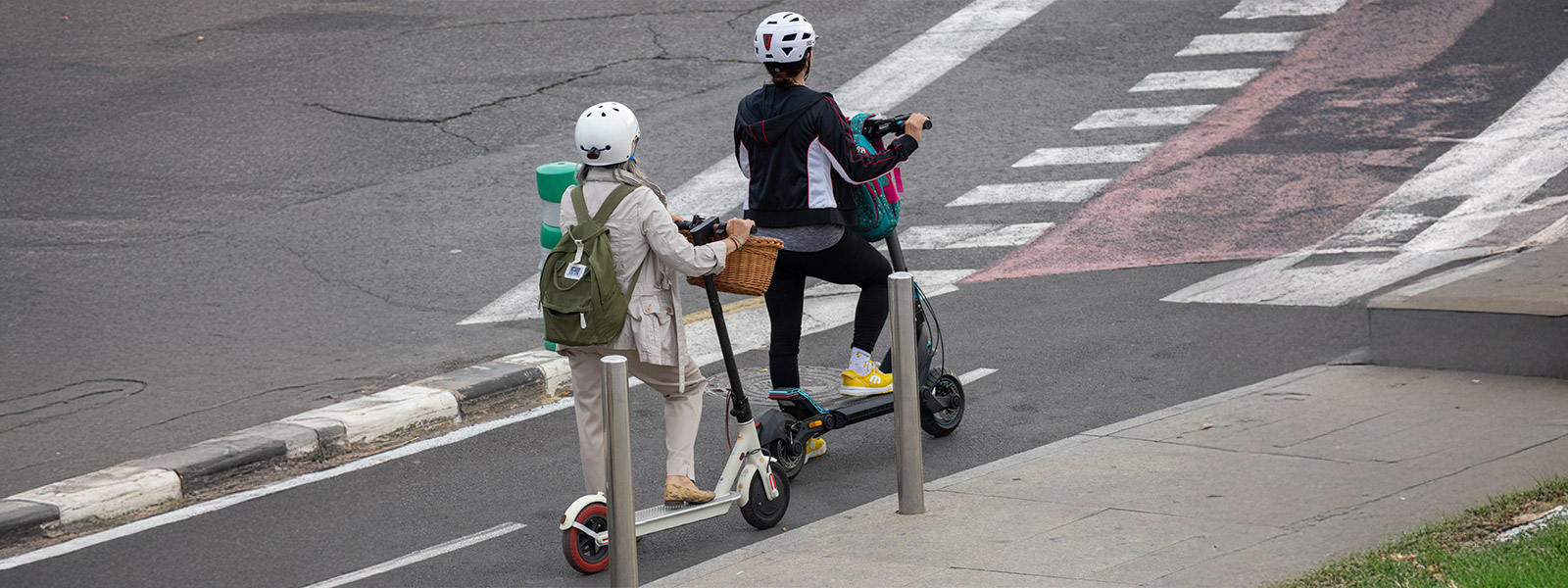 Trabajadores yendo a la oficina en patín eléctrico